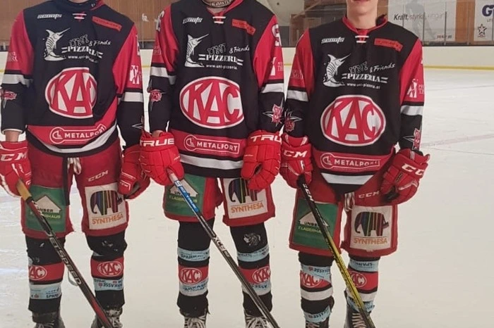 Schon mit 14 Jahren stand Kasper (Mitte) im U18-Team der Rotjacken. In 82 Spielen in der U18-Liga scorte der Center unglaubliche 183 Punkte, davon 78 Tore.