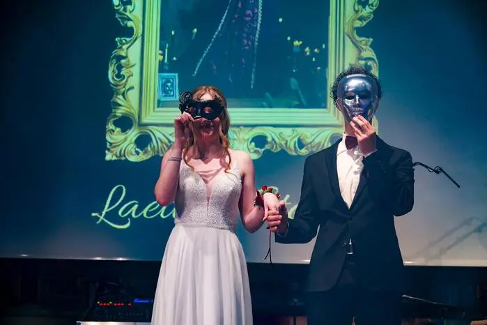 Um Mitternacht zogen zu Klängen von „Masquerade“ maskierte Tänzerinnen und Tänzer ein und boten eine spektakuläre Show, die unter der künstlerischen Leitung von Klassenvorständin Petra Schlapschy stand.