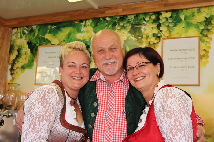 Provisor Wolfgang Privasec nahm die Weinsegnung vor, durch das Programm am prachtvoll geschmückten Gelände führte Daniel Düsenflitz. Unter die zahlreichen Gäste aus Nah und Fern mischte sich auch die amtierende Weinkönigin Katrin Doktor.