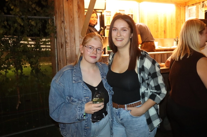 Natalie und Katrin ließen diesmal die Tracht im Kasten und kamen im lässigen Jeans-Look.