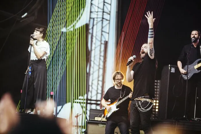 Rea Garvey (Ex-Reamonn) konnte nur etwa die Hälfte seines Sets spielen. Sein Konzert musste wegen Starkregens und Gewitter aus Sicherheitsgründen abgebrochen werden.