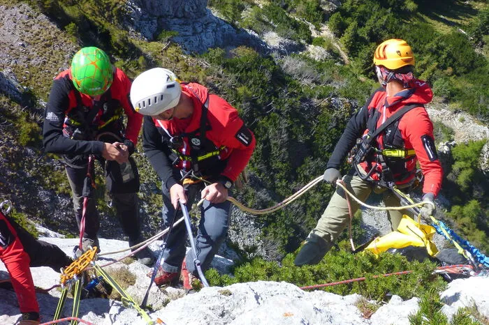 Die Bergung erfolgte durch Abseilen hin zum Verletzten und mit diesen weiter zum Wandfuß. Zuvor musste aber noch ein geeigneter Standplatz gefunden werden, um ein spezielles Bergesystem aufzubauen.