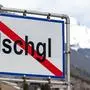 ABD0131_20200313 - ISCHGL - ÖSTERREICH: ZU APA0767 VOM 12.3.2020 - Die Wintersaison endet heuer aufgrund des Coronavirus in Tirol frühzeitig. Nach dem Wochenende werden alle Skigebiete geschlossen. Im Bild: Die Ortstafel von Ischgl aufgenommen am Freitag, 13. März 2020, in Tirol. - FOTO: APA/JAKOB GRUBER