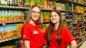 Elma Milanovic und Jasmin Kien sind zwei der Lehrlinge, die in die Führungsrolle schnuppern dürfen