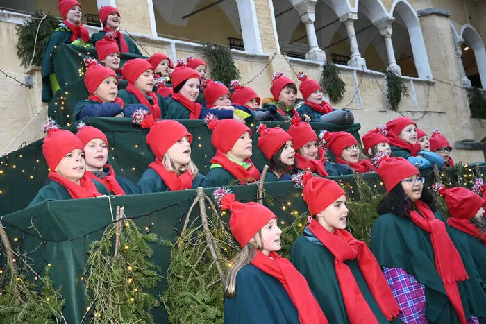 Die Kinder der Volksschule Millstatt auf der Weihnachtsbaumtribüne.