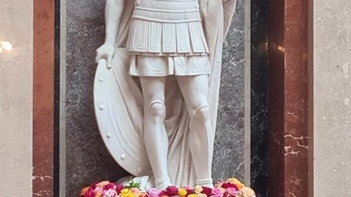 Zwei Statuen im historischen Sitzungssaal tragen für die feierliche Eröffnung Blümensträuße.
