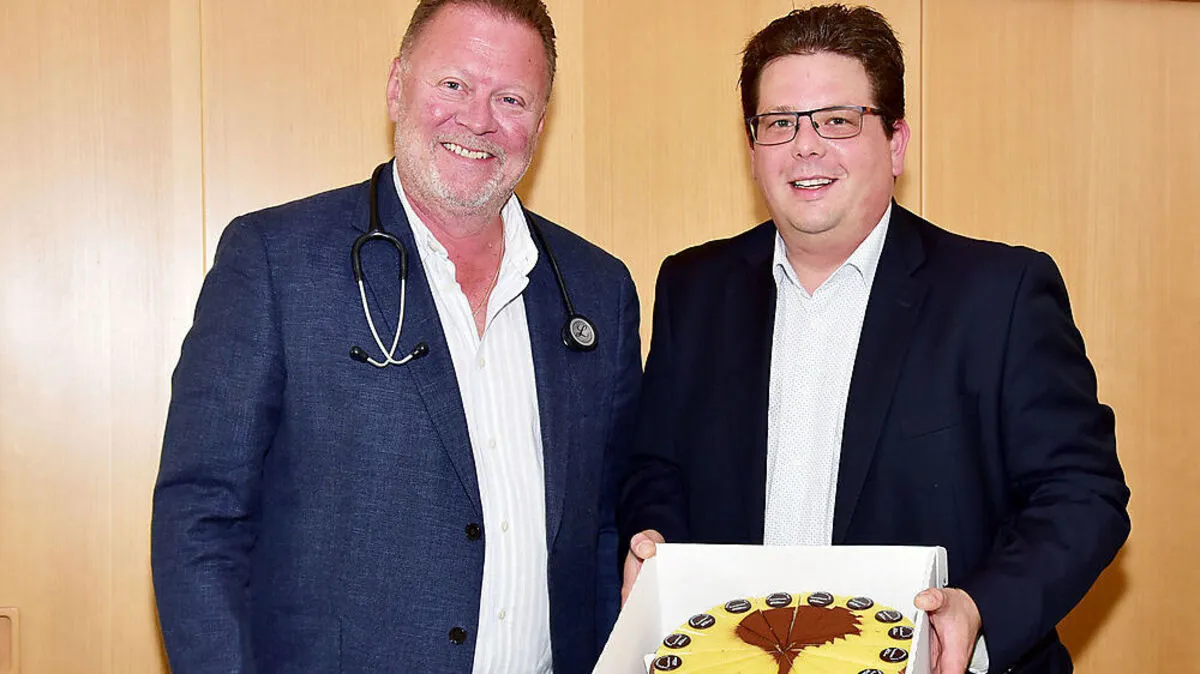 Pober überreichte Mack eine Villacher Torte zum Abschied