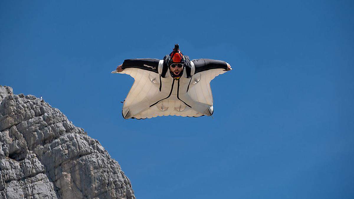 Beim Fliegen mit dem Wingsuit ist Michael Maili in seinem Element