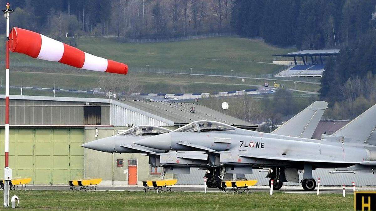 Zwei Eurofighter auf der Startbahn des Fliegerhorstes Zeltweg