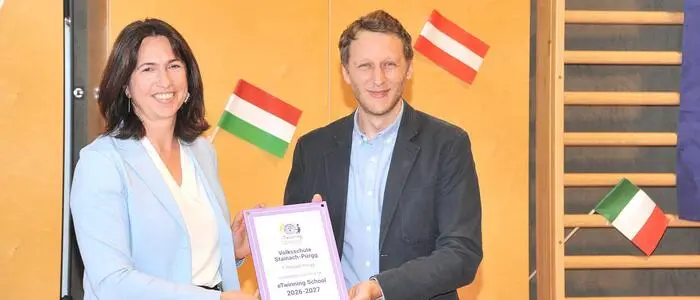 Schulleiterin Michaela Krondorfer und Frederic Bayersburg von eTwinning Österreich