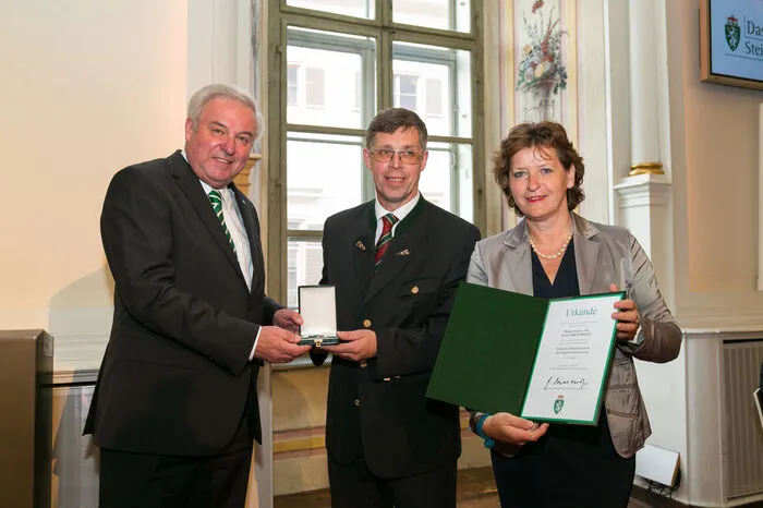 Anton Obendrauf, ehemaliger Ortschef von Mitterlabill, erheilt das Goldene Ehrenzeichen