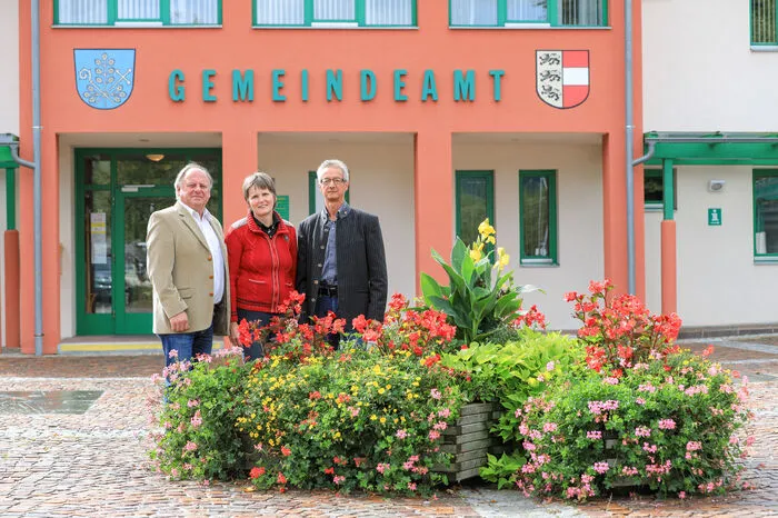 Bürgermeister Johann Fugger, Christine Dabernig und Amtsleiter Franz Tamegger freuen sich über den Landessieg in der Kategorie „Öffentliche Gebäude“
