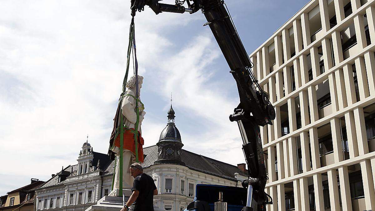 Jetzt steht die Statue von Hans Gasser wieder auf dem gleichnamigen Platz