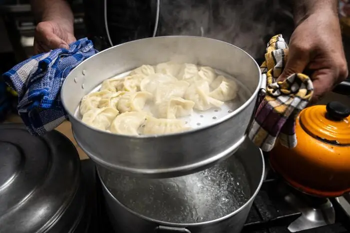 Dämpfen kann man die Momos auch ganz traditionell im Bambusdämpfer.