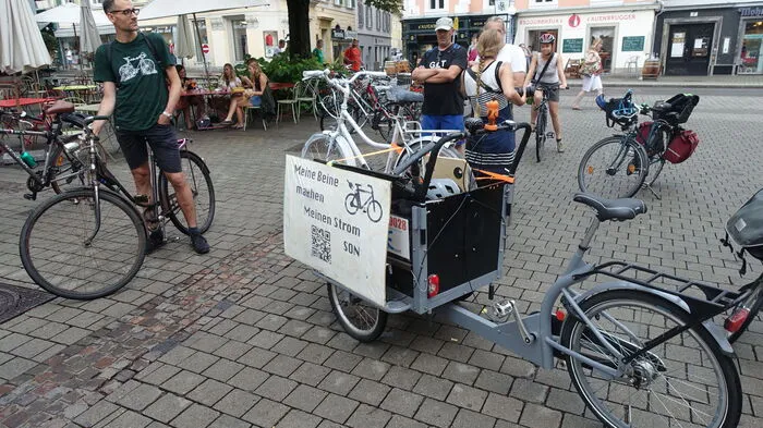 Im Rahmen der Critical Mass, die kurzzeitig in Sad Mass umgetauft wurde, wurde ein neues Ghostbike aufgestellt.