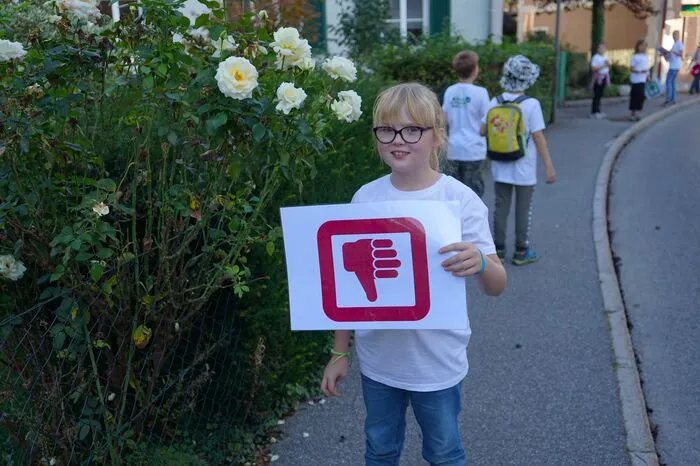 ... und wenn es etwas zu verbessern gibt, zeigte der Daumen nach unten (wie hier die Rosen, die in den Gehsteig hineinragen).