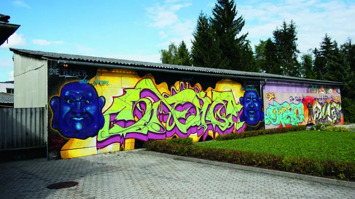 Graffiti gibt es auf "Legal Walls", wie dieser hier auf dem Messegelände Klagenfurt, oder illegal.