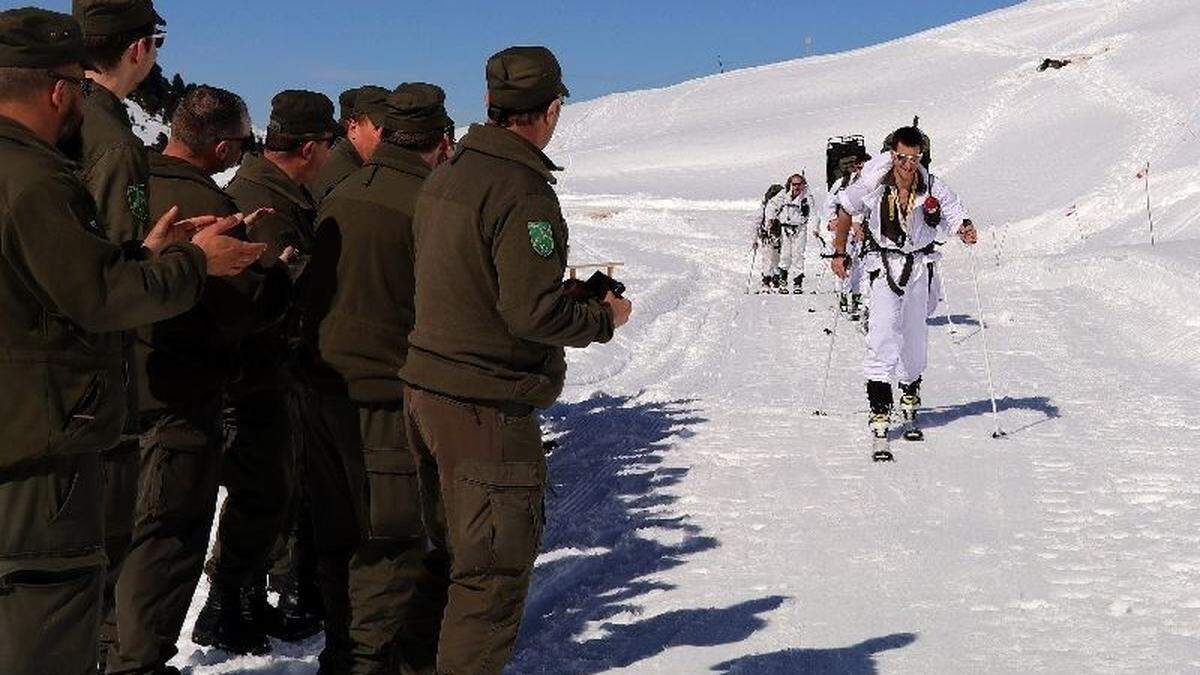 Das Team des Jägerbataillons wurde von Kameraden angefeuert, heraus kam Platz Drei 