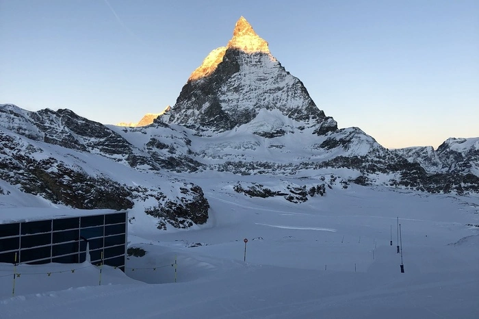 Über allem thront mit dem Matterhorn allgegenwärtig einer der markantesten Gesteinszacken, den die Zermatter „Horu“ nennen.