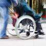 Rollstuhl wurde am Straßenrand geschoben