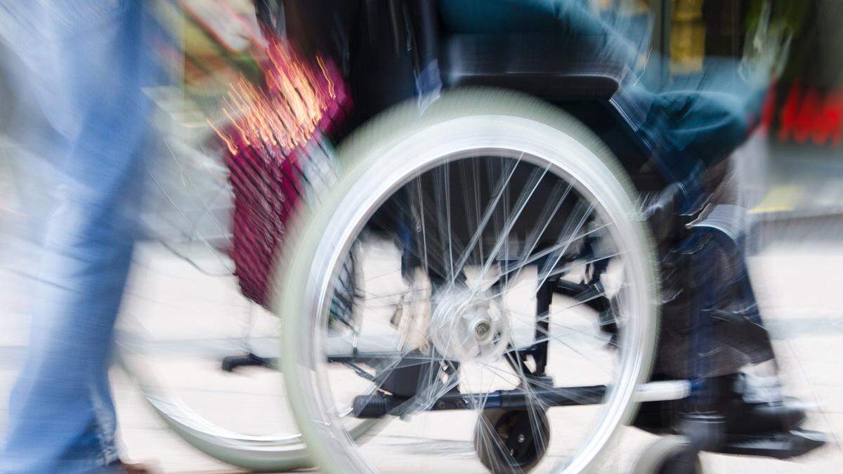 Rollstuhl wurde am Straßenrand geschoben