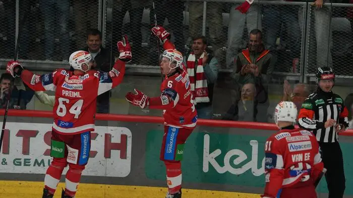 Jubel von Tobias Sablattnig, dem Doppeltorschützen im Derby