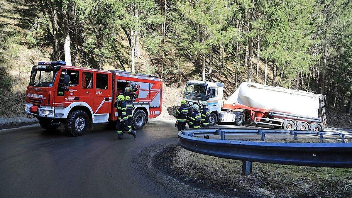 Die Feuerwehr musste den Lkw bergen