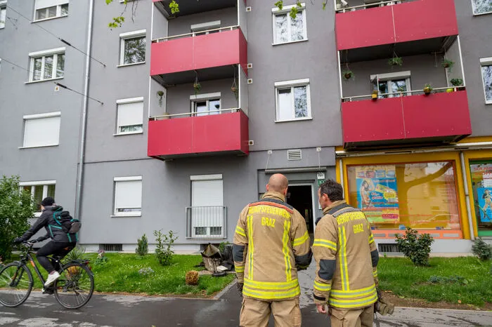 Die versperrte Wohnungseingangstüre wurde seitens der Einsatzkräfte gewaltsam geöffnet und der Küchenbrand mittels einem C-Rohr und unter schwerem Atemschutz abgelöscht.