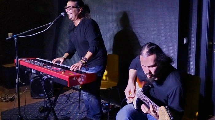 Mit vituos geprägten Eigenarrangements italienischer Songs beeindruckten Alessandro Massa und Diego Muné im Jazzkeller des Weizer Weberhauses.