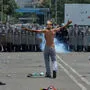 Ein Demonstrant geht auf die Straßensperre des venezoelanischen Regimes an der Grenze zu Kolumbien zu.