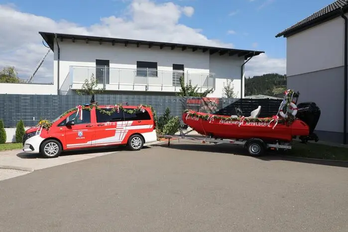 Für die Feuerwehr Apfelberg gab es an diesem Tag noch einen weiteren Höhepunkt. Ein neues, 190 PS starkes Mannschaftstransportfahrzeug sowie ein neues Einsatzhartschalenboot des Typs „Whaly“ mit Außenbord-Jet-Antrieb wurden in Dienst gestellt.