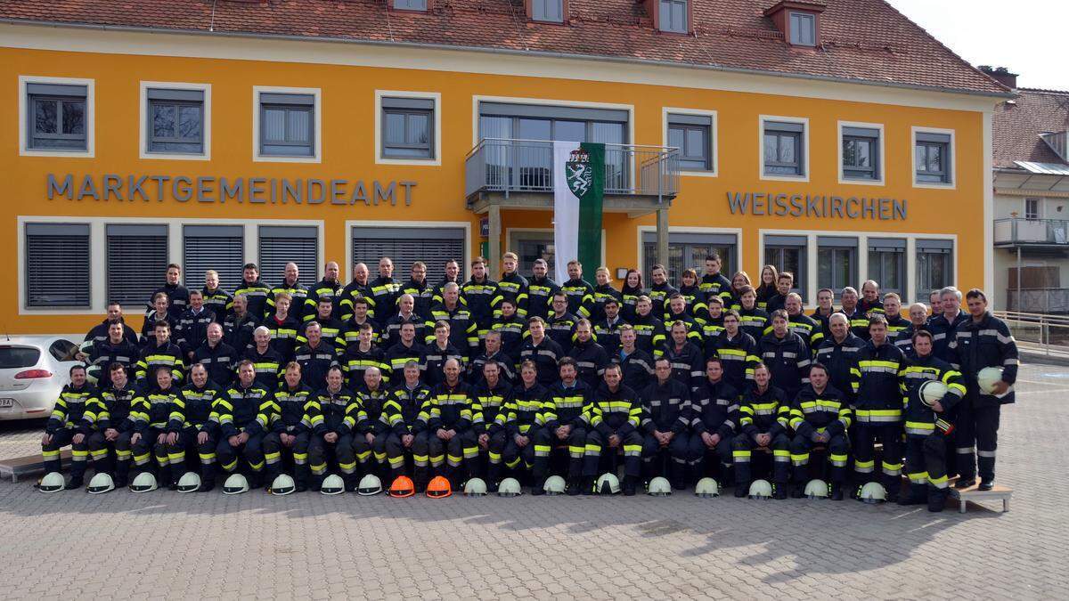 Mitglieder der Feuerwehren Weißkirchen und Baierdorf auf einem Foto
