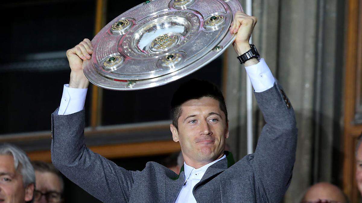 Robert Lewandowski mit der Meisterschale 