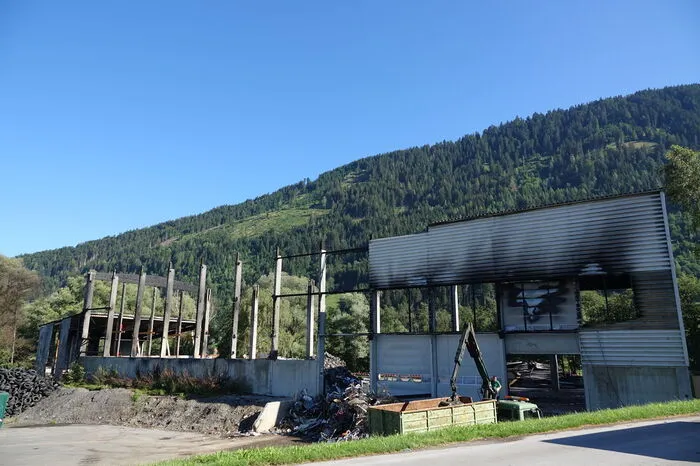 Selbst entzündete Silofolie verursachte das Feuer in der Sperrmüllhalle