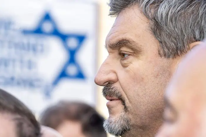 Ministerpräsident Markus Söder, CSU, bei der Gedenkveranstaltung: 365 Tage 7. Oktober, München gegen Antisemitismus, Odeonsplatz, München, 6. Oktober 2024 Deutschland, München, 6. Oktober 2024, Ministerpräsident Markus Söder, CSU, bei der Gedenkveranstaltung: 365 Tage 7. Oktober, München gegen Antisemitismus, auf dem Odeonsplatz, Porträt im Profil, Politik, Bayern, *** Prime Minister Markus Söder, CSU, at the commemorative event 365 Days 7 October, Munich against anti-Semitism, Odeonsplatz, Munich, October 6, 2024 Germany, Munich, October 6, 2024, Prime Minister Markus Söder, CSU, at the commemorative event 365 Days 7 October, Munich against anti-Semitism, on Odeonsplatz, Portrait in profile, Politics, Bavaria,