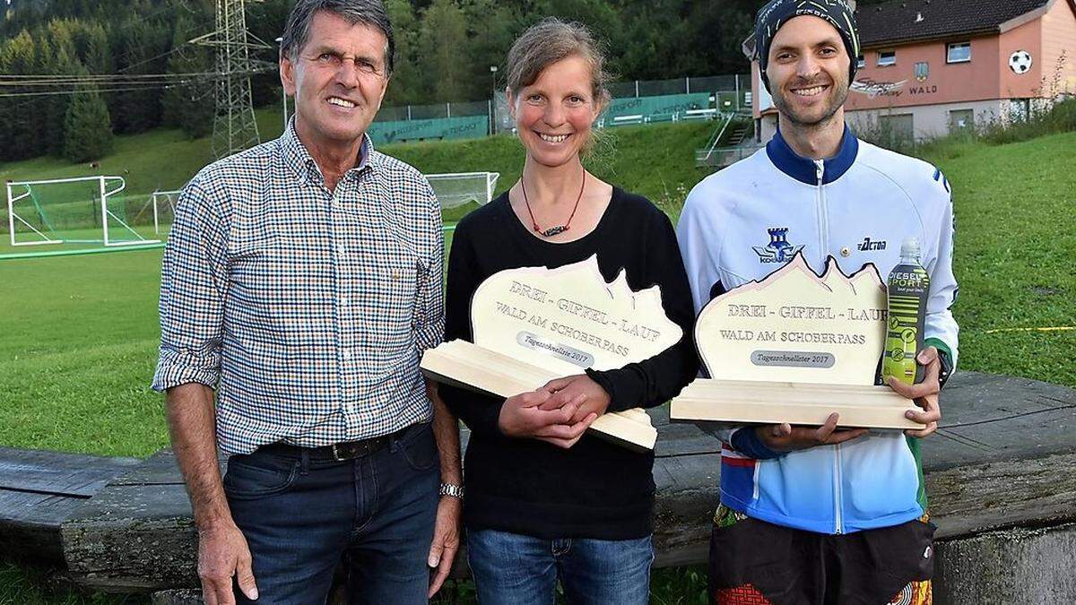 Sieger des Drei-Gipfel-Laufes in Wald am Schoberpass mit Bürgermeister Hans Schrabacher (l.): Nina Panzenböck und Lukas Gärtner (LTV Köflach)