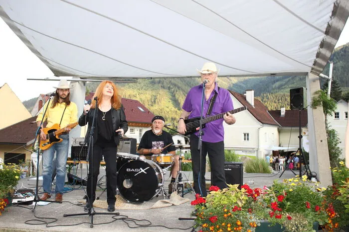 Musikalischer Abschluss des Marktfestes war der Auftritt des gebürtigen Kammerners Franz Scheucher and the Big Roll Band. Das Publikum ließ sich zu Rock ‘n‘ Roll-Schwüngen hinreißen und scheute sich nicht davor mitzusingen und mitzutanzen.