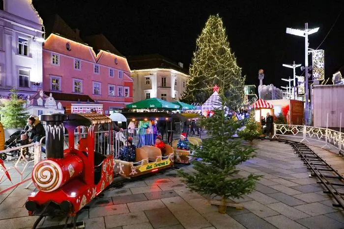 Mit dem Einzug des Leobener Christkinds samt Engeln und dem Einschalten der Weihnachtsbeleuchtung bekamen diese einiges zu sehen. 