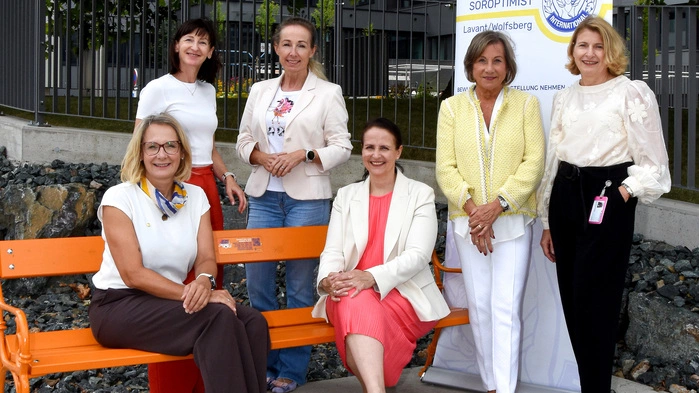 Bereits 2023 wurde die erste orangefarbene Bank im Kapuzinerpark in Wolfsberg aufgestellt, um auf das Thema Gewalt gegen Frauen aufmerksam zu machen