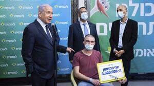 Theodor Salzen, der viermillionste Geimpfte in Israel, mit Benjamin Netanyahu
