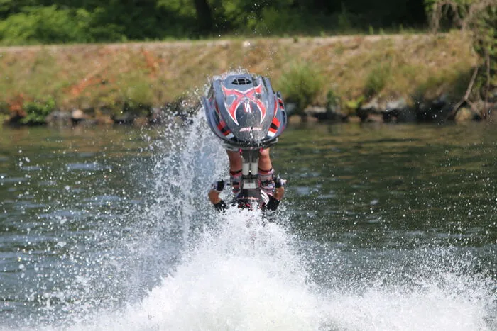 Die Könner waren aber vor allem auch am Jetski unterwegs, es gab waghalsige Stunts zu sehen.
