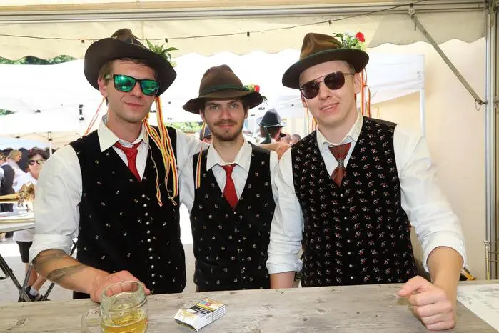 Von der Burschenschaft Steindorf waren von links: der Zechmaster Michael Sackl sein Stellvertreter Lukas Heilinger und der Tanzmeister Daniel Heilinger dabei.