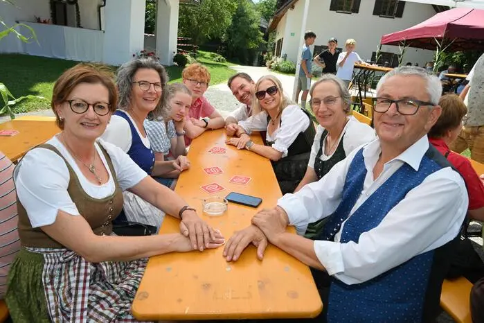 Am Sonntag stand dann der bereits 28. Emmersdorfer Kirchtag auf dem Programm. Nach der Heiligen Messe folgte der traditionelle Bieranstich, den Bürgermeister Franz Richau (BGM), Dörfergemeinschaft-Obmann Michael Rassinger und Landtagsabgeordneter Markus di Bernardo (FPÖ) gemeinsam vornahmen. Beim anschließenden Frühschoppen sorgten „Edo & Roman“ für die musikalische Unterhaltung. Unter den Festgästen waren unter anderem Dörfergmeinschaft St. Martin Obmann Andreas Köfer und Markus Paul, Obmann der Brauchtumsgruppe Rosegg. Kulinarische Spezialitäten und eine Hüpfburg für die jüngsten Besucher rundeten das Festwochenende ab.