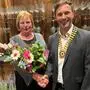 Ein Mann und eine Frau geben sich die Hand