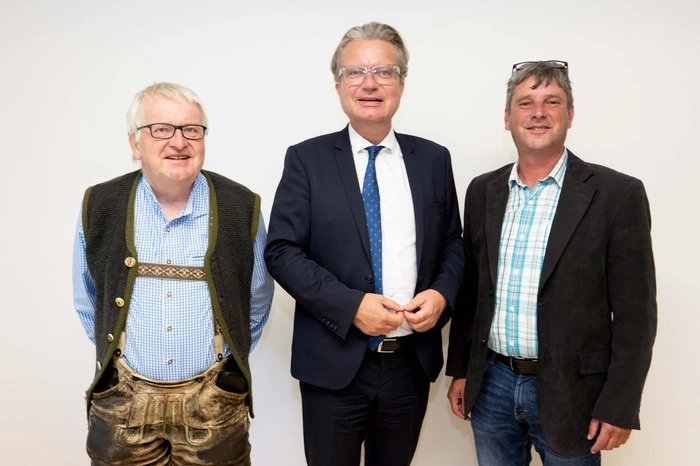 Fast scheint es, er ändert seine Körperhaltung von Foto zu Foto kein bisschen.