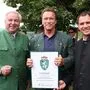 Der sichtlich stolze Preisträger  Arnold Schwarzenegger mit Schützenhöfer und Schickhofer
