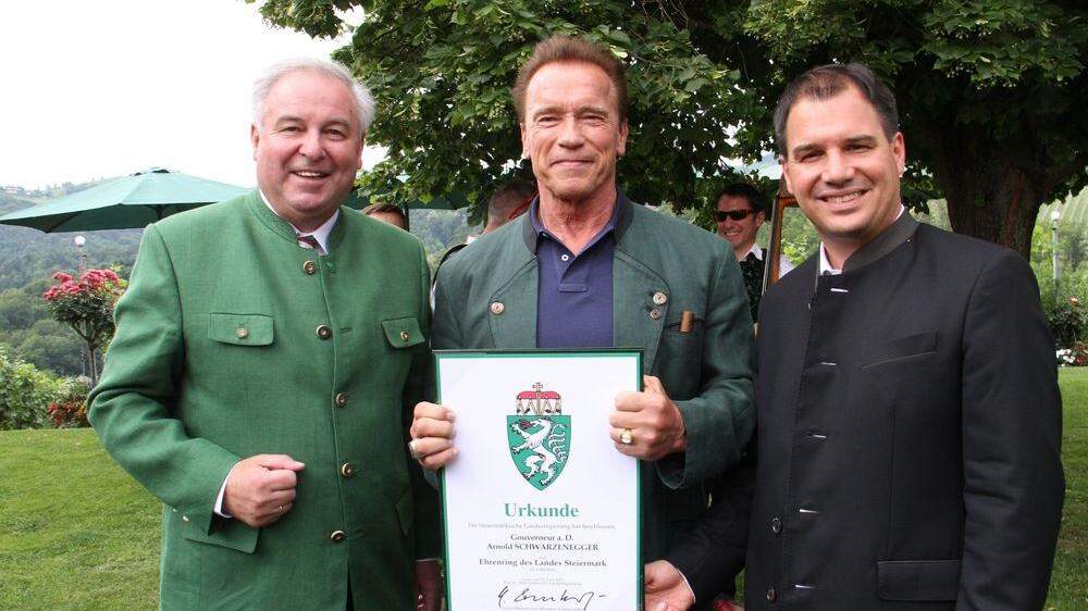 Der sichtlich stolze Preisträger  Arnold Schwarzenegger mit Schützenhöfer und Schickhofer