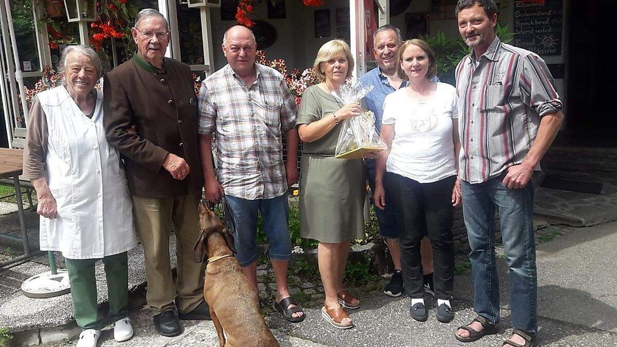 Adelheid und Josef Wilscher, Wolfgang und Marina Fittkau mit Hündin Bella, Peter und Gudrun Wilscher sowie Georg Ottmann-Warum