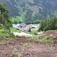 Der durchnässte Hang über dem Weiler Oberwurzen in Außervillgraten bleibt gefährlich