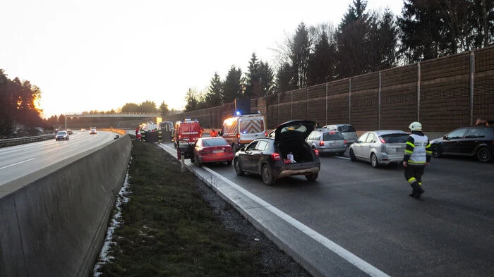 Der Lenker aus Wien (59) kam am Samstagnachmittag auf der A2 mit seinem Pkw von der Fahrbahn ab. Das Auto überschlug sich und blieb auf dem Dach liegen.